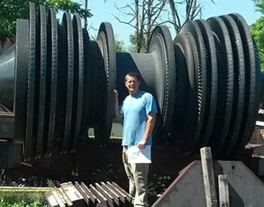 Streck's worker in front of a piece of metal